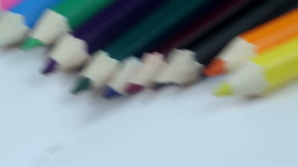 Matite colorate Dodici pezzi sdraiati su carta bianca — Video Stock