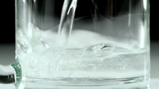 Mineraal Water in een glas Cup — Stockvideo
