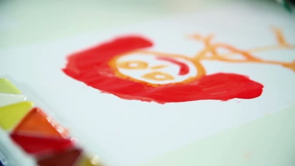 Boy dessine des peintures sur papier blanc — Video