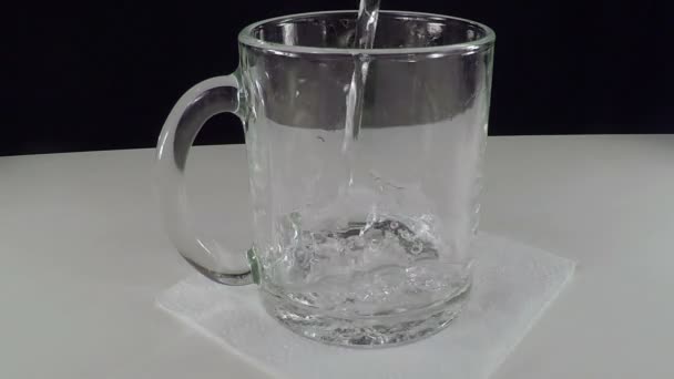 Agua mineral en un vaso de vidrio. Moción lenta — Vídeo de stock