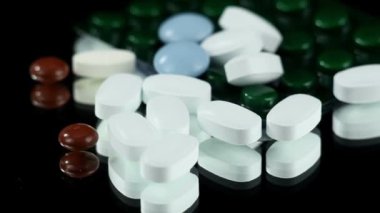 Dönen siyah arka plan üzerine beyaz hap