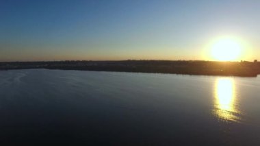 Uçan Nehri gün batımında. Hava anket