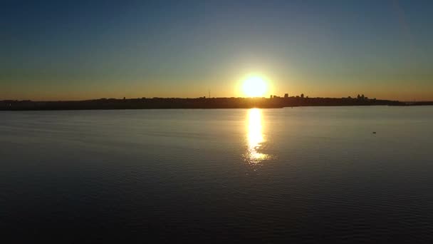 Bei Sonnenuntergang über den Fluss fliegen. Luftaufnahme — Stockvideo