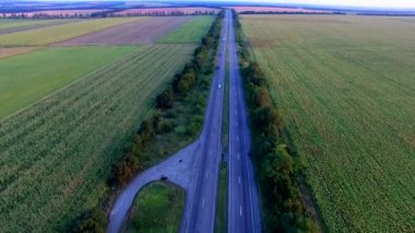 Yol karayolları üzerinde uçan