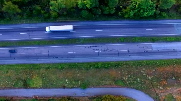 Vliegen Over de weg snelwegen — Stockvideo