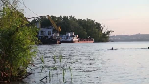 Dnipro River na zachodzie słońca — Wideo stockowe