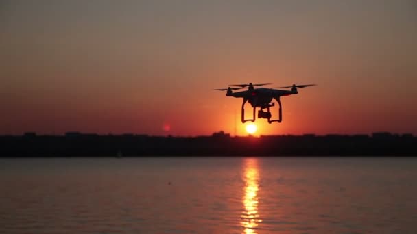 Quadrocopter flygning på stranden vid solnedgången — Stockvideo