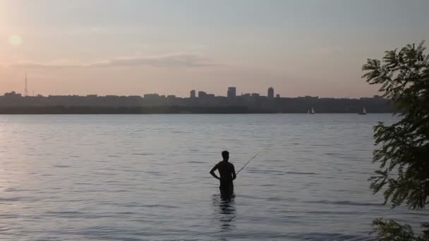 Der Fischer fischt auf dem Fluss — Stockvideo