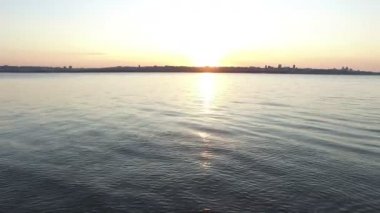 Uçan Nehri gün batımında. Hava anket