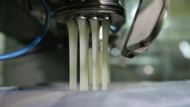 Montaj hattı üzerinde üretim tereyağında dökmek