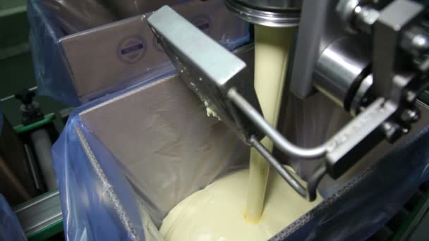 Derrame na manteiga de produção na linha de montagem — Vídeo de Stock