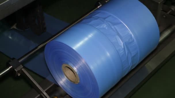 Sacchetti di plastica su un rotolo nella produzione — Video Stock