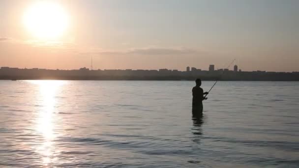 Rybak łowi na rzece. — Wideo stockowe