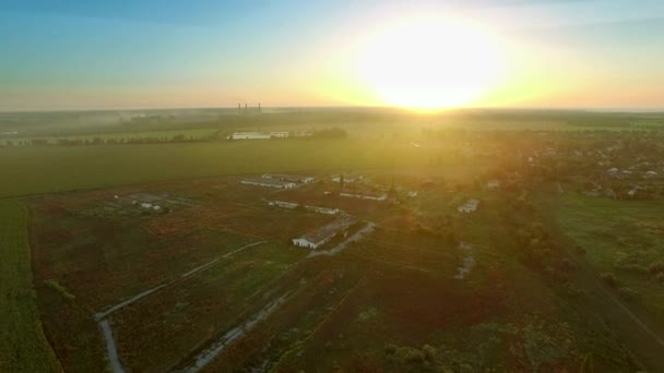 Volando sobre las granjas abandonadas. Encuesta aérea — Vídeos de Stock