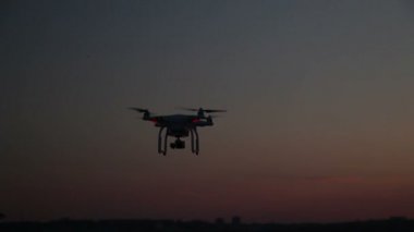 Gün batımında sahilde Quadrocopter uçuş