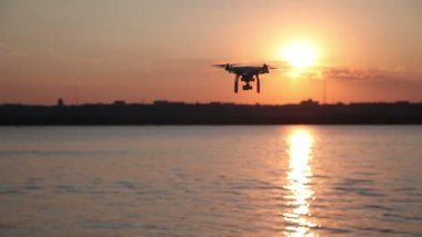 Gün batımında sahilde Quadrocopter uçuş