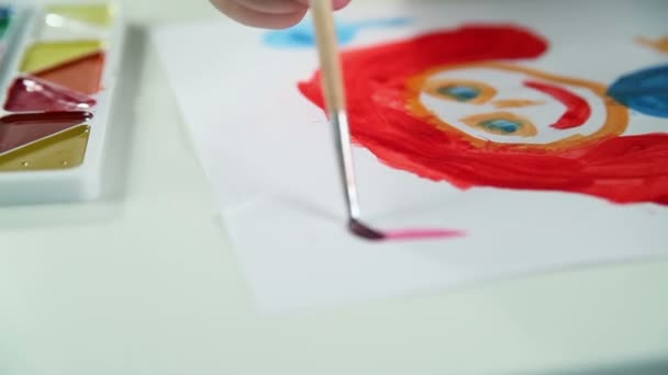 Junge zeichnet Farben auf weißem Papier. Zeitraffer — Stockvideo