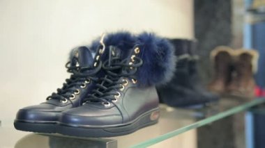 Butik bir raf üzerinde ayakkabı