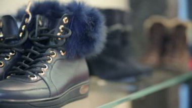 Butik bir raf üzerinde ayakkabı