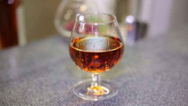 Kieliszek Brandy wziąć w rękę — Wideo stockowe