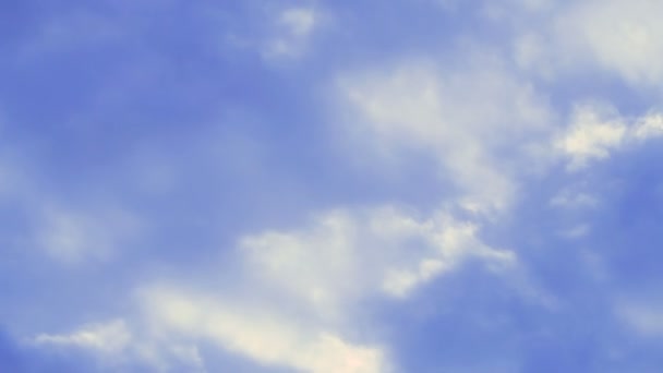 Ciel bleu avec nuages. Délai imparti 
