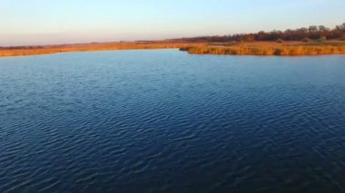 Göl günbatımı at üzerinde uçan