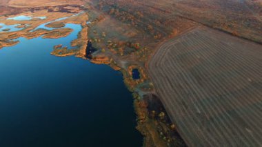 Göl günbatımı at üzerinde uçan