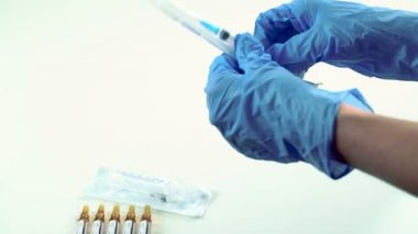 Doktor bir ilaç bir şırınga kazanır.