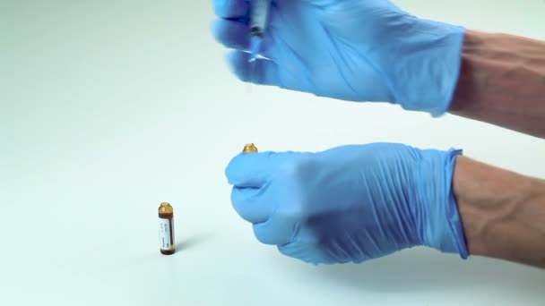 Le médecin prend un médicament dans une seringue — Video
