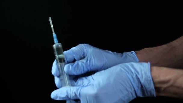 Le médecin prépare une injection — Video