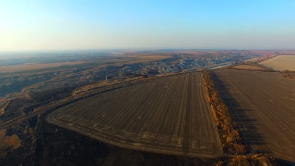 Vliegen Over de erts steengroeve — Stockvideo