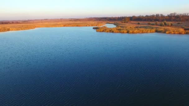 Survoler le lac au coucher du soleil 