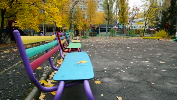 Lavička v parku na podzim — Stock video