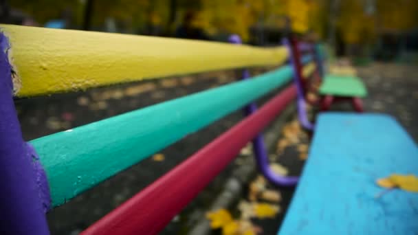 Banco en el parque en otoño — Vídeos de Stock