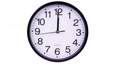 Duvar saati bir beyaz arka plan 00:00 tarihinde