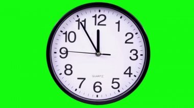 Duvar saati bir yeşil arka plan 23:55 tarihinde