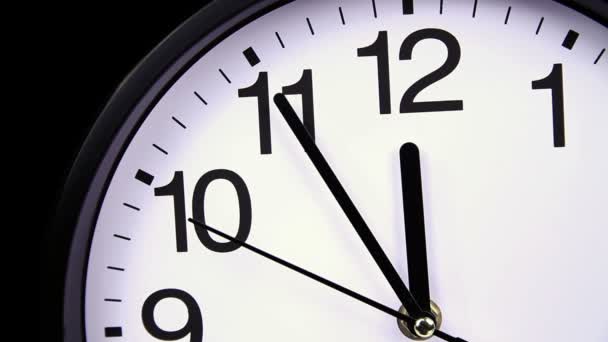 Настінний годинник на чорному 23:55 крупним планом — стокове відео