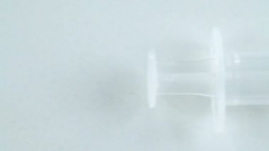 Beyaz bir masanın üzerinde yatan bir şırınga