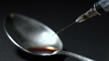 Bir şırınga uyuşturucu kazanıyor