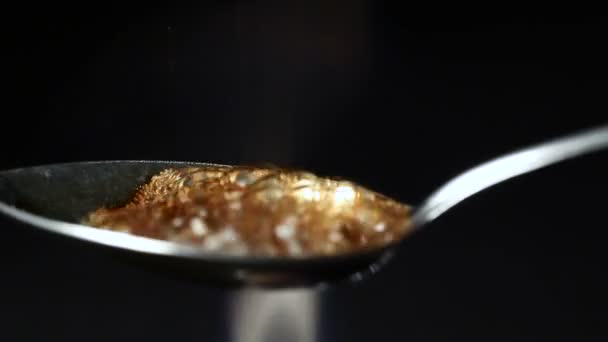 Cuire la drogue dans une cuillère 