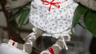 Masanın üzerine çiçekli bebek