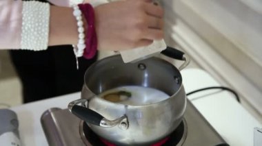 Şef nişasta bir tavaya dökülen