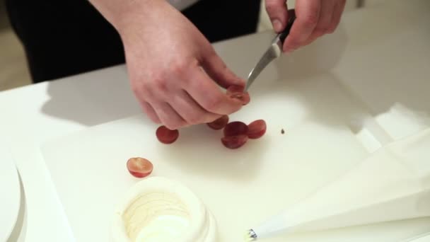 Cozinheiro limpa uvas — Vídeo de Stock