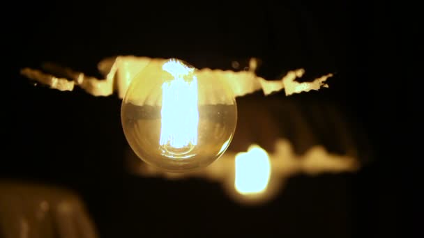 Lampe électrique brille dans le lampadaire 