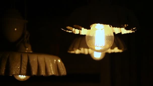 Lámpara eléctrica brilla en la lámpara de pie — Vídeos de Stock