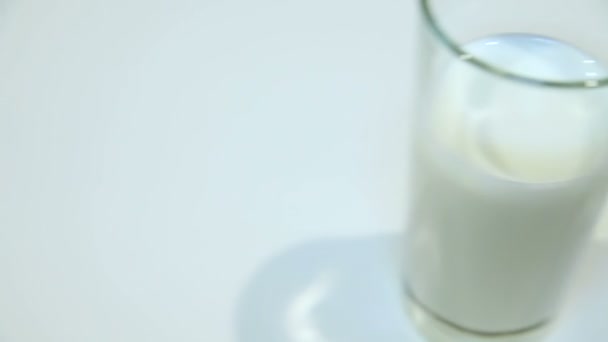 Υλικά για ένα γλυκό επιδόρπιο. Γάλα — Αρχείο Βίντεο