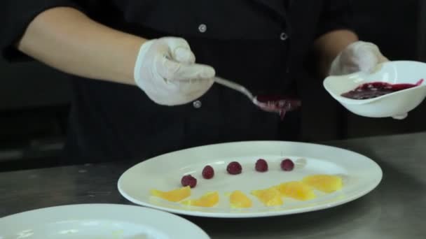 Chef dekoriert Tellersoße — Stockvideo