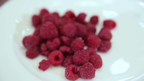 Reife Himbeeren auf einem Teller — Stockvideo