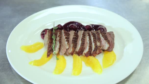 Plat poitrine de canard rôtie à l'orange — Video