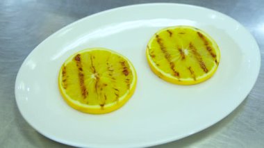 Limon bir plaka üzerinde halkalar
